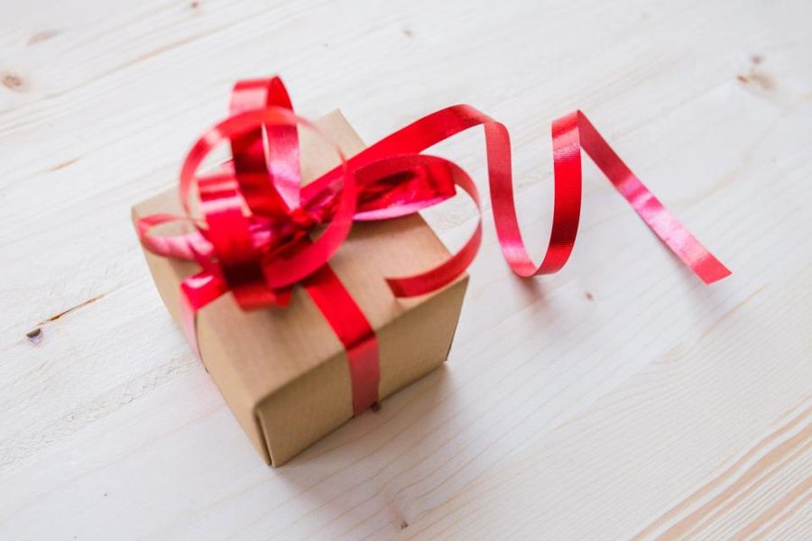 Boîte cadeau en kraft, ruban rouge