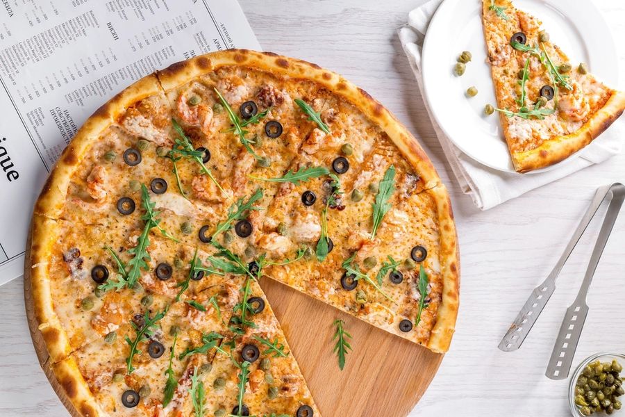 Pizza partagée, parts coupées