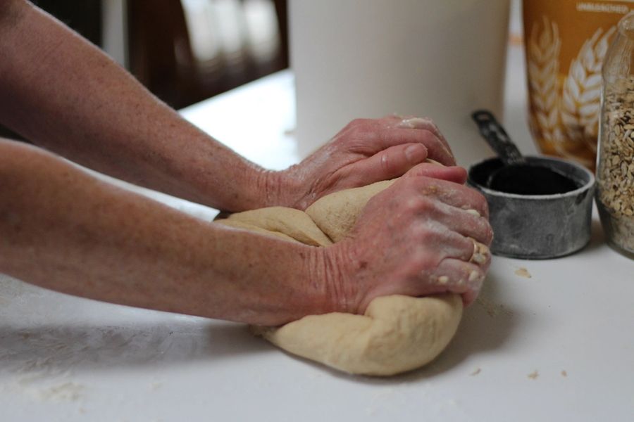 La pâte, pétrie à la main