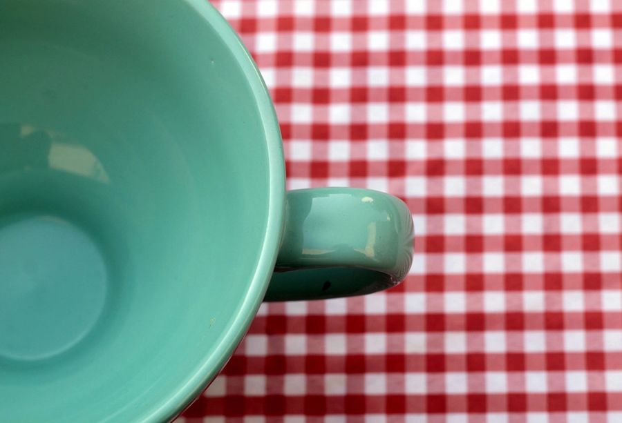 La nappe vichy et sa tasse verte